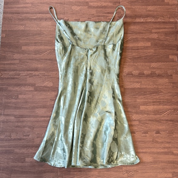 LULU'S SILKY GREEN FLORAL MINI DRESS SIZE XS - Picture 3 of 3